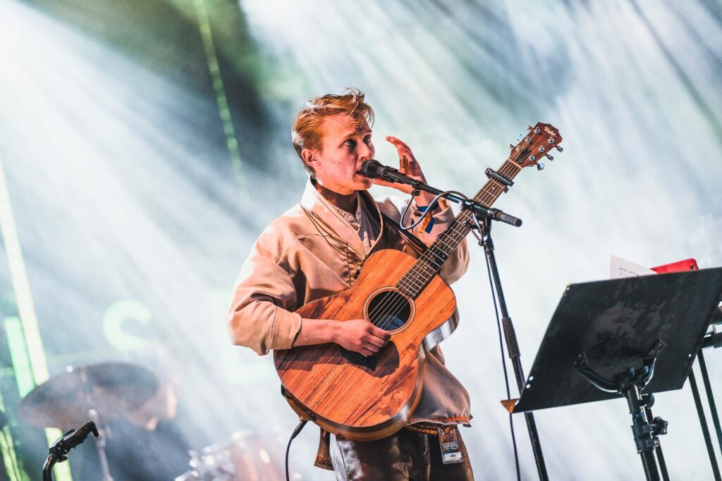 Emil Karlsen spiller gitar og synger.