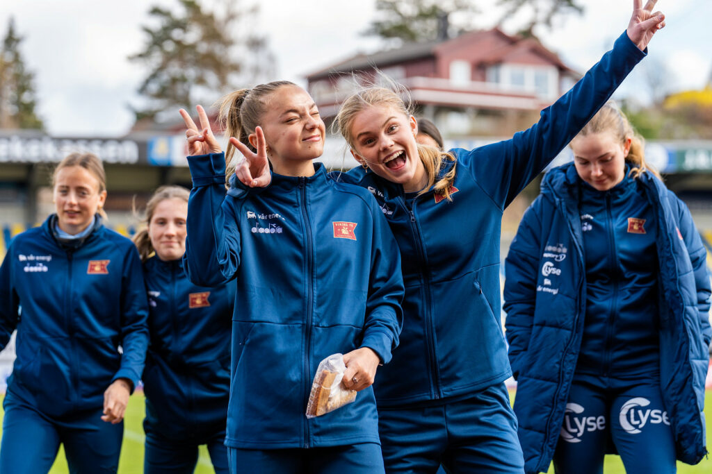 Players posing - from training session with Viking FK women