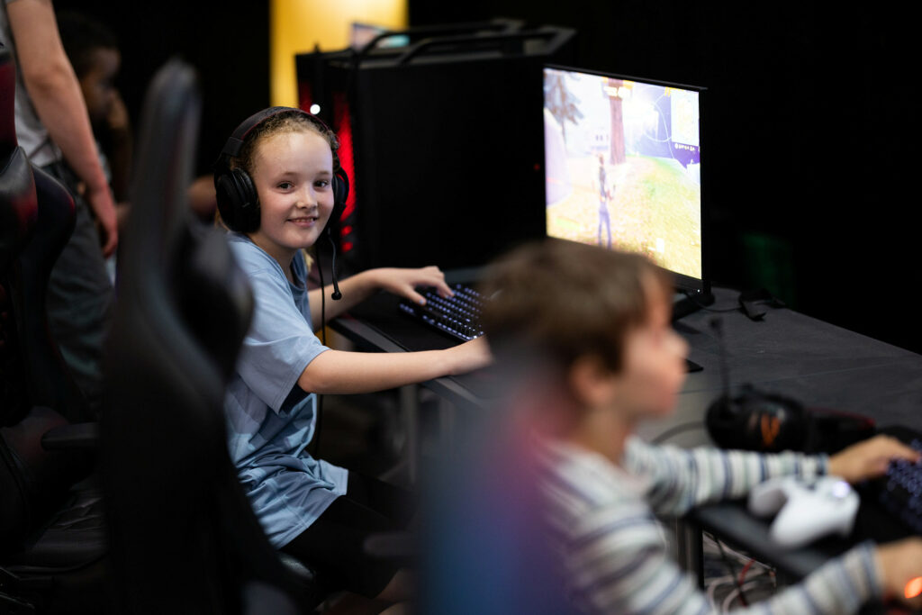 Kids playing computer games in Vår Energi Arena Sørmarka
