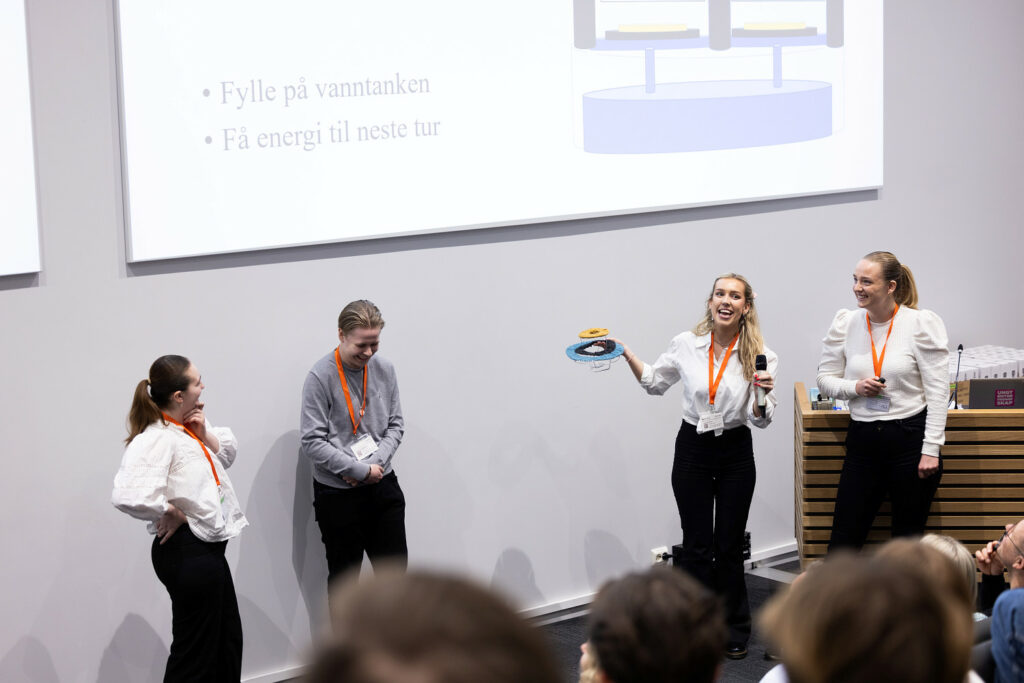 Gruppe elever presenterer foran publikum